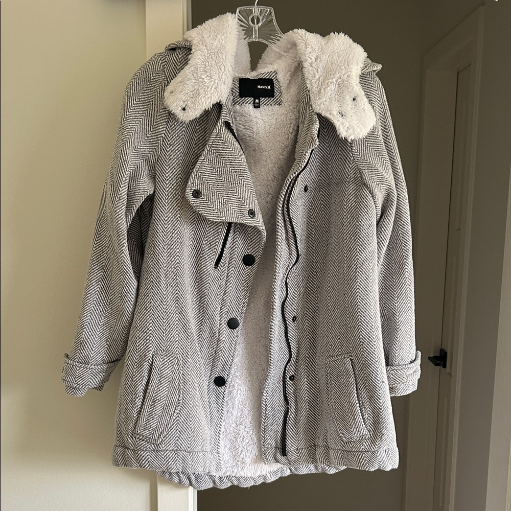 Hurley lightweight jacket. Sherpa lining. Sz Medium. Off center zip/snap close.
